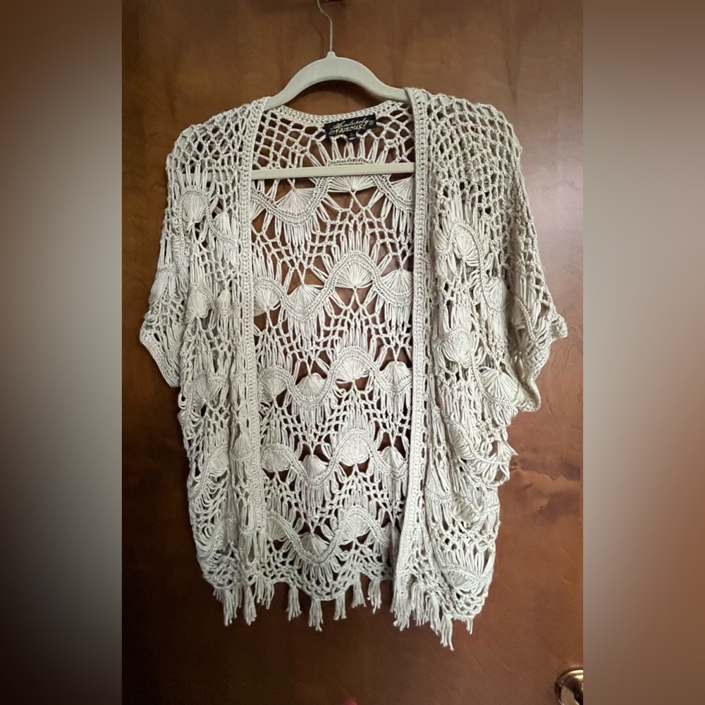 ABSOLUTELY FAMOUS Ladies Size Large Taupe Color Crochet Short Sleeve Shrug. - Picture 4 of 8